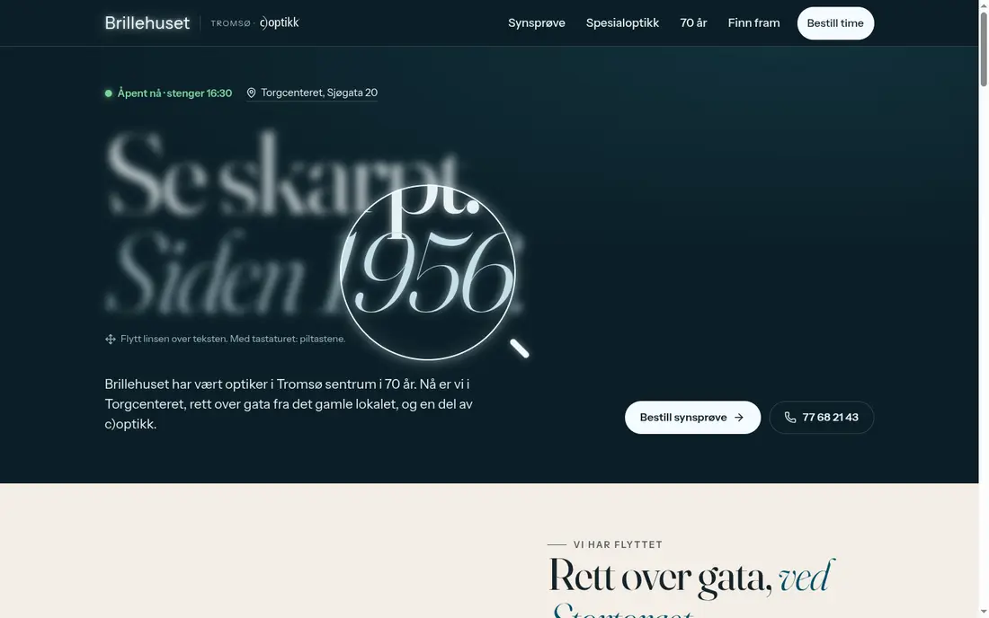 Forslag B på stor skjerm: mørk heltedel med uskarp overskrift og en lupe som gjør teksten skarp
